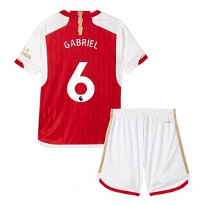 Arsenal Gabriel Magalhaes #6 Replika Babytøj Hjemmebanesæt Børn 2023-24 Kortærmet (+ Korte bukser)